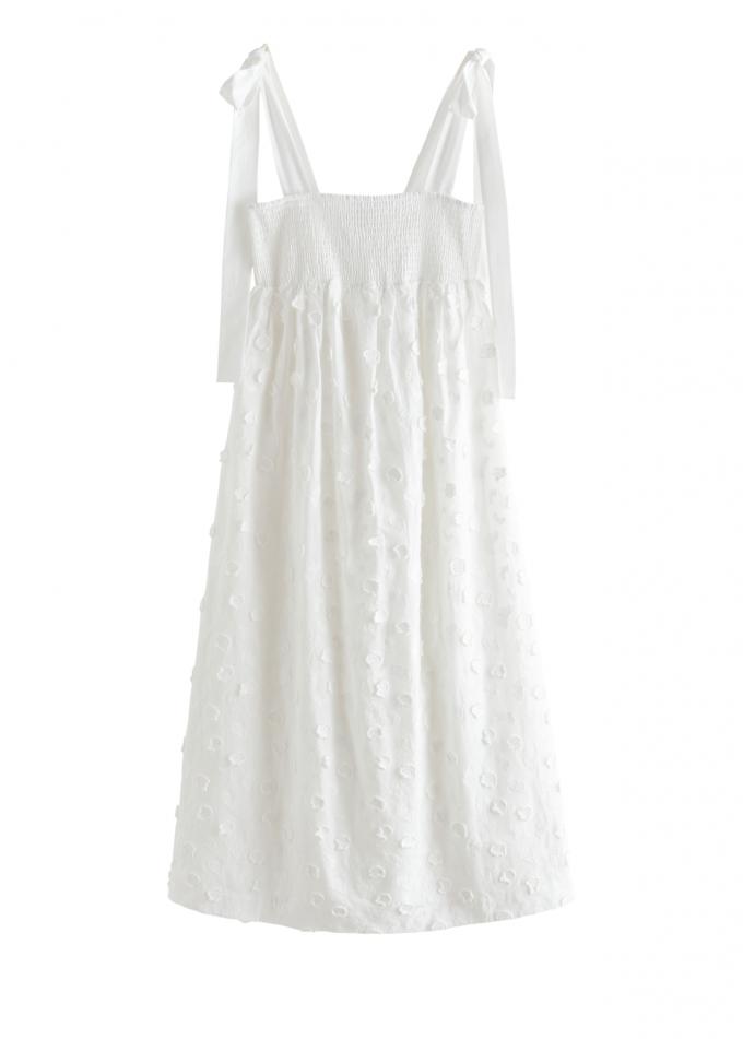 Mama: witte midi-jurk met smockwerk