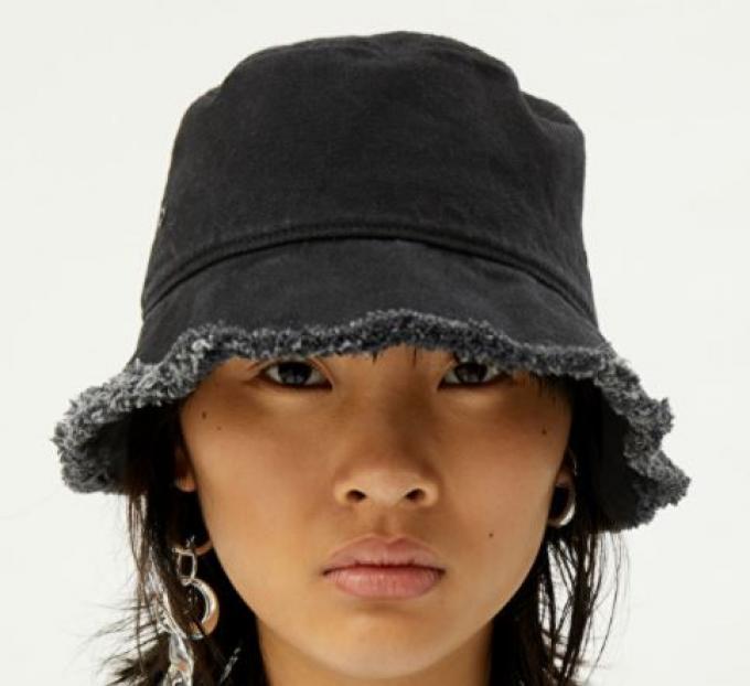 Denim bucket hat in zwart met gerafelde rand