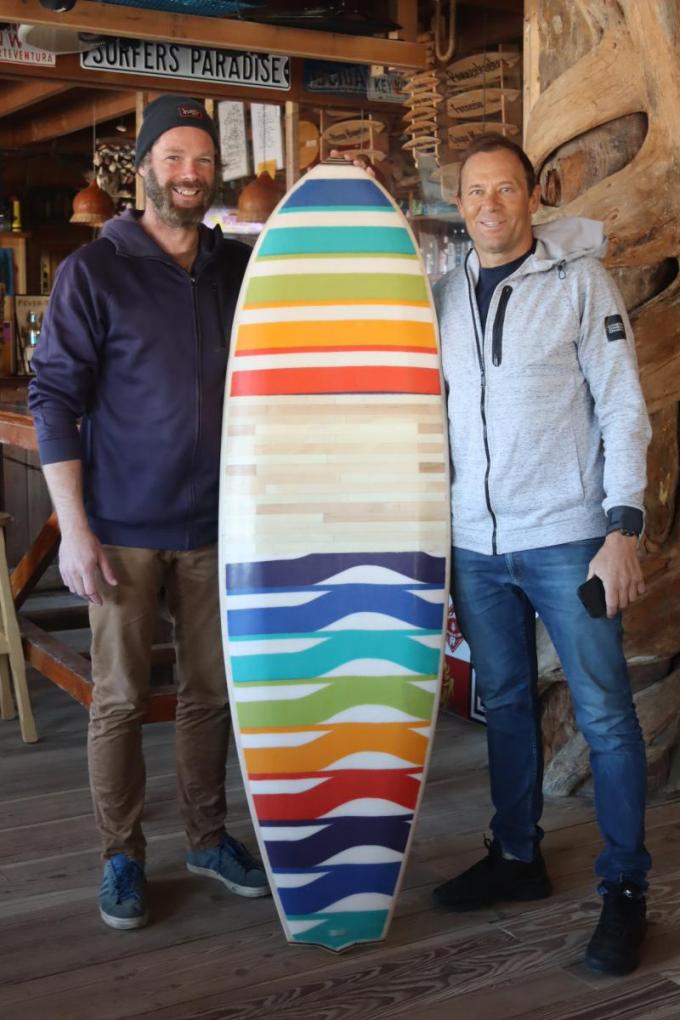 Job Verpoorte en Frank Vanleenhove bij de surfboard die Job maakte uit afgedankte objecten.© DM
