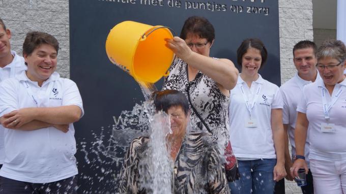 In 2014 deed Jana Rommel-Opstaele als burgemeester mee met de Ice Bucket Challenge ten voordele van de ALS-Liga.© PBM