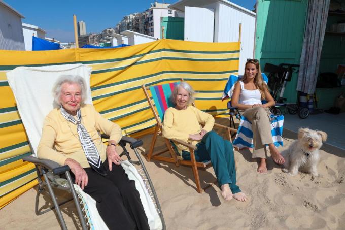 Audrey Bagnall (links) met dochter Micheline De Ridder en ‘buurmeisje’ - aan de cabine althans - Justine Cardon.©Peter MAENHOUDT