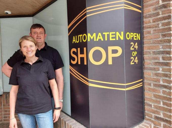 Yoeri en Stefanie namen het initiatief voor een automatenshop met voeding en dranken.© LBR
