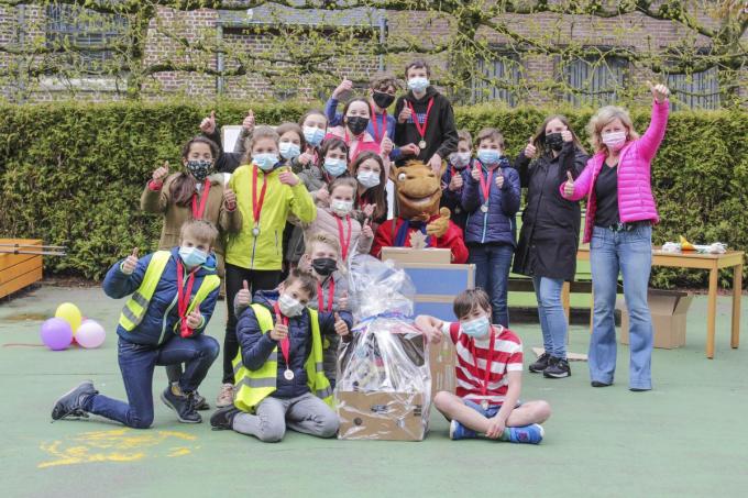 De winnende ondernemende klas L6B met in hun midden Vlajo-mascotte Doedel en achteraan rechts juf Inge Roets en Annick Vandroemme (Vlajo-coördinator basisonderwijs regio West- en Oost-Vlaanderen.)© HVZ