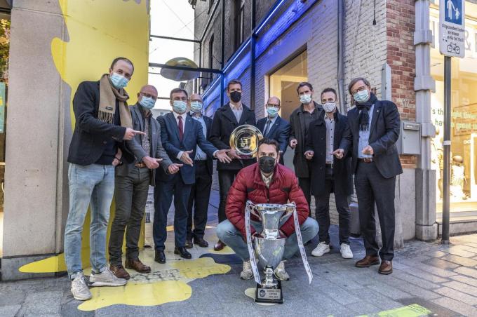 Op de foto herkennen wij gehurkt mét de beker kapitein Hendrik Tuerlinckx. Rechtstaand v.l.n.r. Stijn D’Hulst, schepen José Debels, burgemeester Kris Declercq, algemeen directeur Knack Dirk Specenier, Matthijs Verhanneman met de titelschaal, voorzitter Francis De Nolf, Sander Depovere, Steven Vanmedegael en bestuurslid Stefaan Coussée.© SB