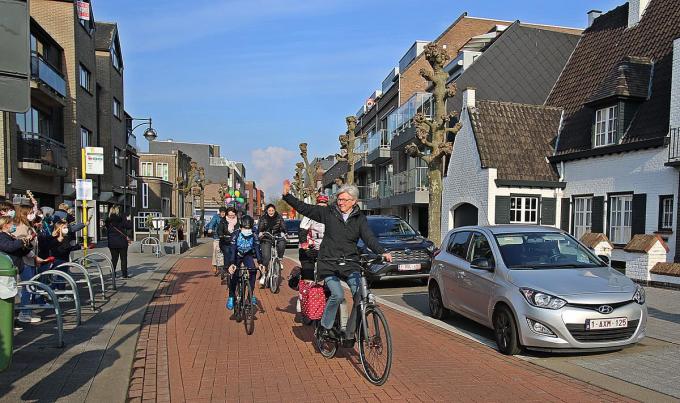Begeleid door collega’ s en onder applaus van honderden leerlingen fietste Nicole De Witte vrijdag naar haar laatste werkdag in VBS De Ark in de Zwarte Zusterslaan.© foto LV