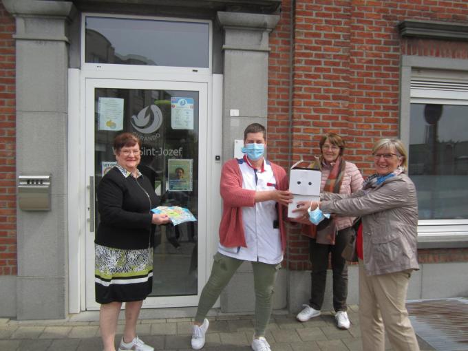 Nicole Braeckevelt, Maaike Vandevoorde en Marianne Carlier van Okra overhandigen de pannenkoeken aan Nathalie Phlips (Curando).© RV