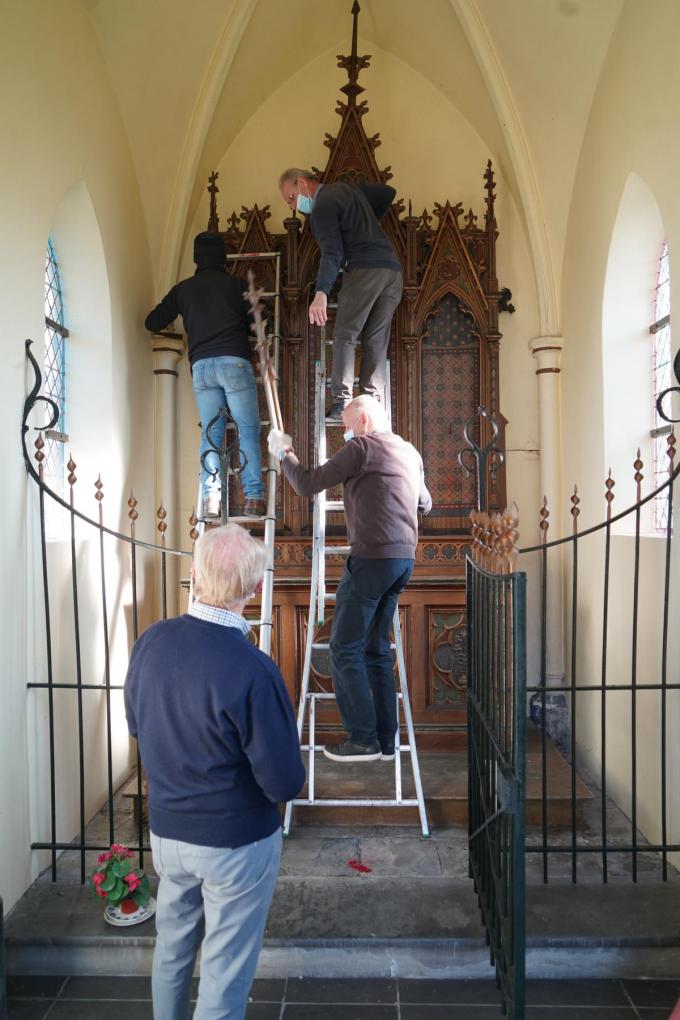 Leden van Mulenbeca helpen bij de ontmanteling van het altaar in de kapel.© Luc