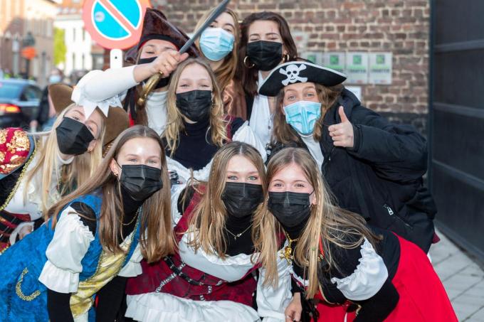 Deze meisjes vierden hun 50 dagen in piratenoutfit.©Alain Maricau