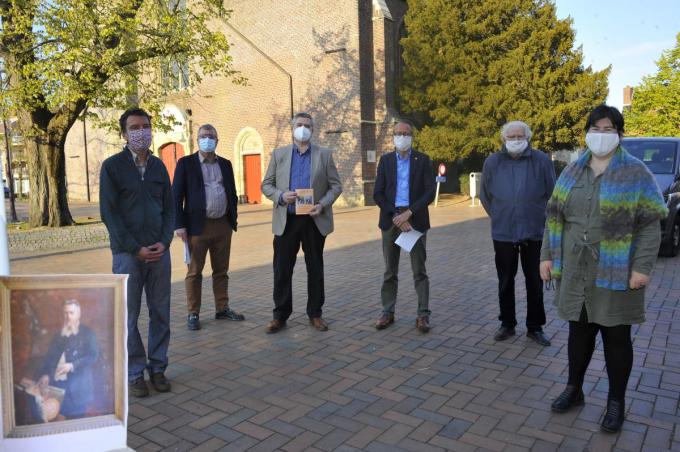 Patrik Vanden Berghe, Filip Cocquijt (Leons), Wim Deneweth, voorzitter Heemkring Oostkamp, Franck Devlieghere, Dirk Plasschaert en Katrien Steelandt.© Geert Stubbe