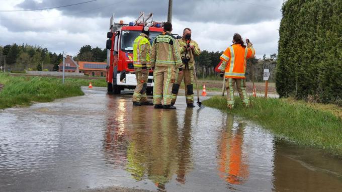 De brandweer van Koekelare werd opgeroepen om het water weg te pompen en er was tijdelijk geen verkeer mogelijk.© JH