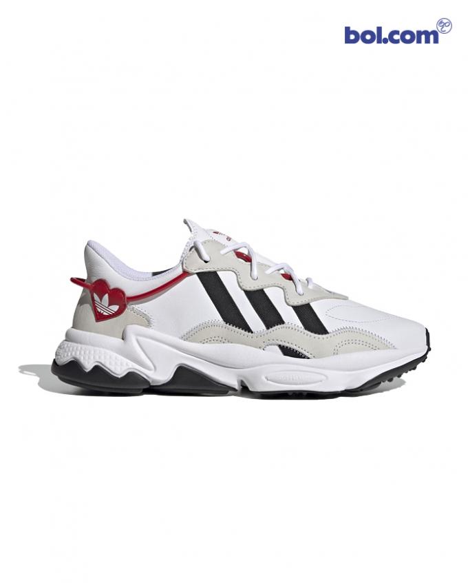 Look 2 - Witte sneakers met rode accenten