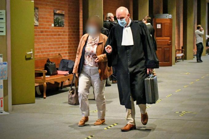 Chantal V., hier met haar advocaat Patrick Daenens, zegt dat haar bedoelingen altijd van pedagogische aard waren.© AFr