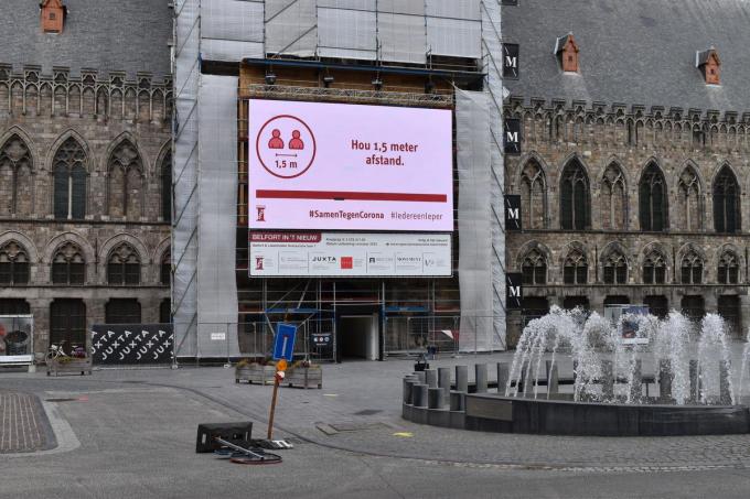 Het grote ledscherm op de Grote Markt van Ieper. (Foto TOGH)