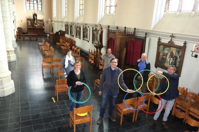 burgemeester De Meyer met schepen Vanackere, de directrice van de Dranouterse school en enkele leden van de kerkfabriek.© (Foto EF)