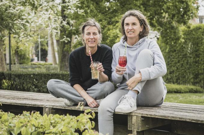 Nina Manderick en Ursy Pattyn (links) van ‘t Plein kijken maar wat uit naar de heropening van de terrassen. (foto’s OV)