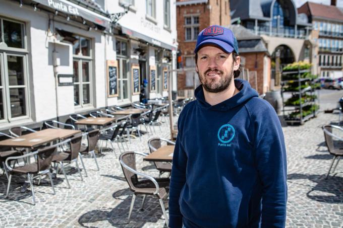 Pieter Buysse op het heraangelegde terras: gedaan met struikelen.©Davy Coghe Davy Coghe