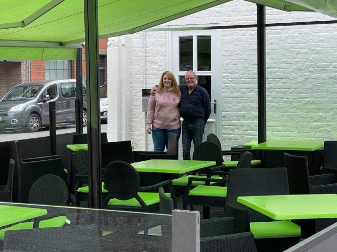 Johan en Axelle op hun terras op de parking naast De Groene Dreve.© JM