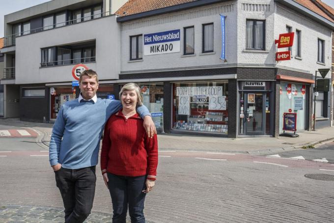 Conny Nijs van krantenzaak Mikado in de Roeselarestraat in Moorslede laat de zaak over aan haar zoon Jonas Samoy.© (Foto JS)