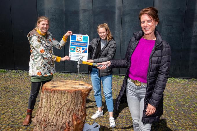 Nele Sinnaeve, Esme Labens en Ann Gunst kondigen een nieuwe buitenspelavond aan op vrijdag 7 mei aan OC De Schouw.© (Foto Kurt)