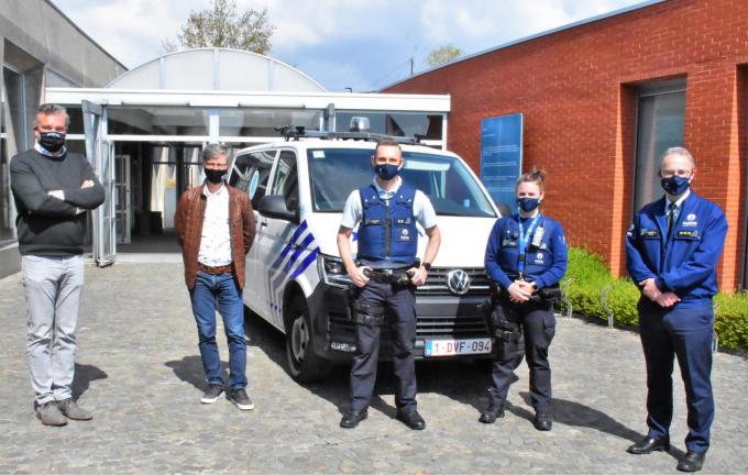 Burgemeester Claude Croes (CD&V) van Deerlijk, burgemeester Alain Top (Vooruit) van Harelbeke, interventie-inspecteurs Aaron en Kimberley en korpschef Jean-Louis Dalle.