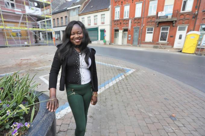 Adeline Tapsoba met op de achtergrond haar bar Le Faso en links de ruimte waar ze vanaf 8 mei haar terras opent.©Johan Sabbe