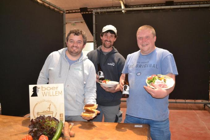 Bert Vandamme met zijn eclairs, boer Willem Labeeuw van het Bokkeslot en coördinator Deefke Courtens bij een promostand voor het festival van Deefkes Beenhesp.© MVD