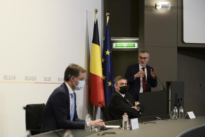 Frank Vandenbroucke en Jan Jambon denken dat in de zomer veel mogelijk moet zijn.© BELGA