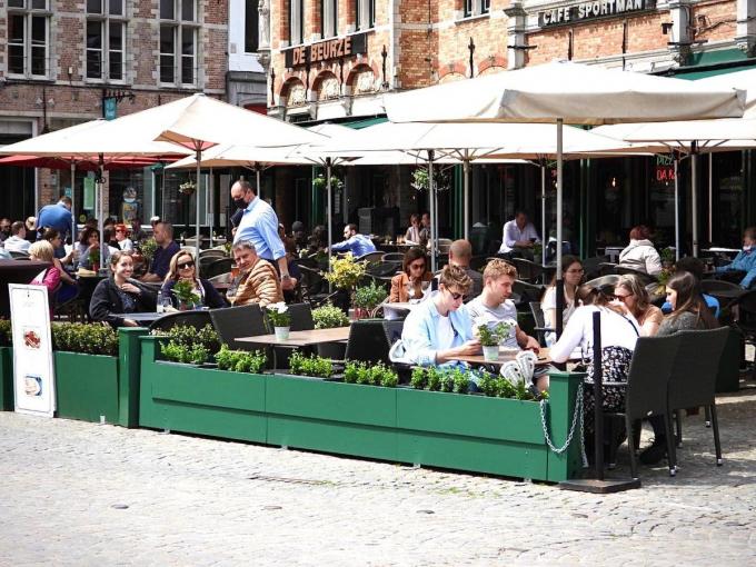 Op de Grote Markt in Brugge waren er overal wel nog tafeltjes beschikbaar.© JVM