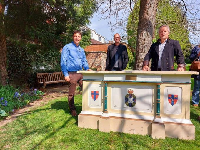 De Gentse ondernemer Hendrik Nelde, Talbot House vrijwilliger Halbe Fabriek en manager Simon Louagie van het Talbot House poseren bij het altaar.© LBR