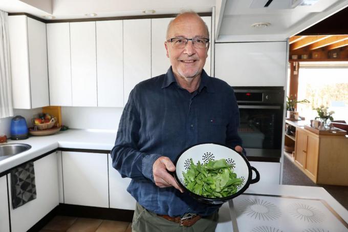 Dirk Devriendt met verse oogst uit zijn moestuin: “Een groot talent in de keuken ben ik niet, een kluns evenmin.”©Johan Sabbe