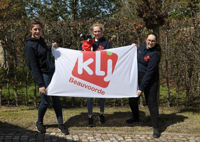 vlnr voorzitter Marie Vanbeveren, secretaris Elouise Calcoen met mascotte Fenna en Sara De Ceunynck (bestuurslid en verantwoordelijke jeugdraad en EHBO). (foto MVO)©Myriam Van den Putte