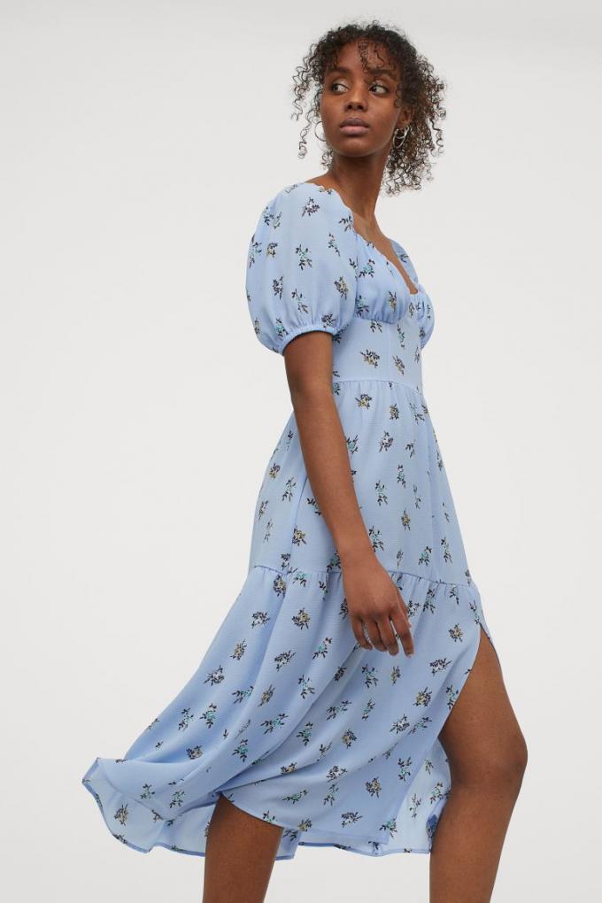 Babyblauwe midi-jurk met pofmouwen en bloemenmotief