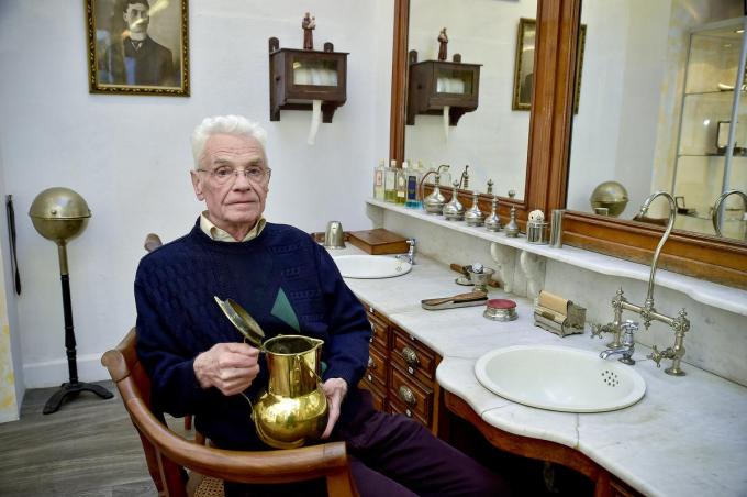 Raymond Verhaeghe in zijn kappersmuseum Figaro. Dit wordt ook verleden tijd. (foto Stefaan Beel)© Stefaan Beel