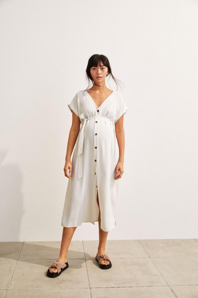Witte midi-jurk met V-hals, korte mouwen en striklint