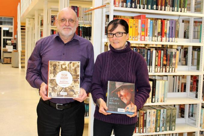 Een verhaal van 50 jaar is geschreven: bibliothecaris Rik Casier slaat zijn boek toe en gaat samen met echtgenote Bernadette, meer dan 25 jaar zijn rechterhand in de bib, met pensioen.© (Foto LIN)
