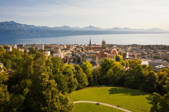 Vue sur Lausanne; la Cathédrale; le lac et les montagnes