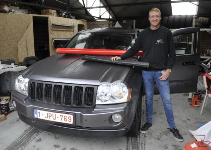 Lenny toont enkele soorten folie bij zijn eigen voertuig dat hij met carwrapping er anders laat uitzien. (foto FODI)©FODI