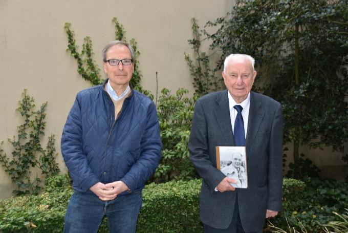 Karel Cambien en zijn ‘onderwerp’ Antoon Sansen, met het boek.© (Foto EDB)