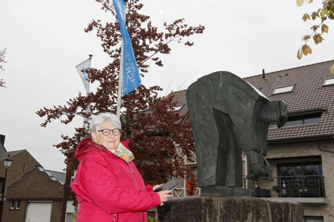 Schepen Celesta Muyle trekt met de tablet op erfgoedwandeling.© (Foto Coghe)