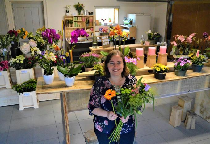 Sarah werkt bij Daikin en vond in de bloemen een creatieve uitlaatklep. Met de hulp van haar vader Geert, die timmerman is, toverde ze haar garage om tot een sfeervol winkeltje.© Foto WK