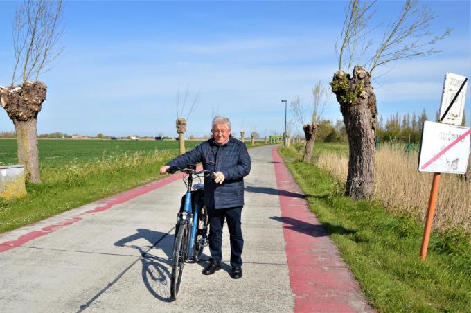 Burgemeester Alain De Vlieghe: “Kapellestraat wordt een stuk veiliger voor de fietsers.” (foto WK)