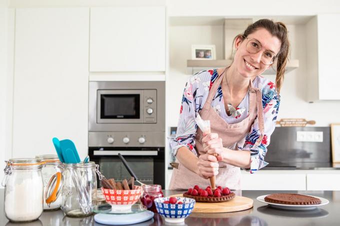 Axelle Moens aan de slag in haar keuken. Als ze voor klanten bakt, is het natuurlijk mét mondmasker op. (foto Davy Coghe)©Davy Coghe Davy Coghe