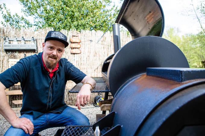 Gunther Kindt en zijn ‘offset smoker’ barbecue: een team voor het échte barbecuewerk.© Davy Coghe