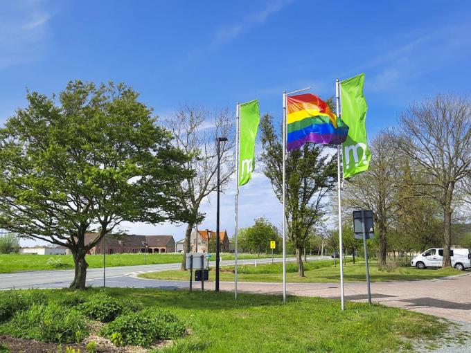 In alle deelgemeenten van Middelkerke wappert een regenboogvlag.© LC