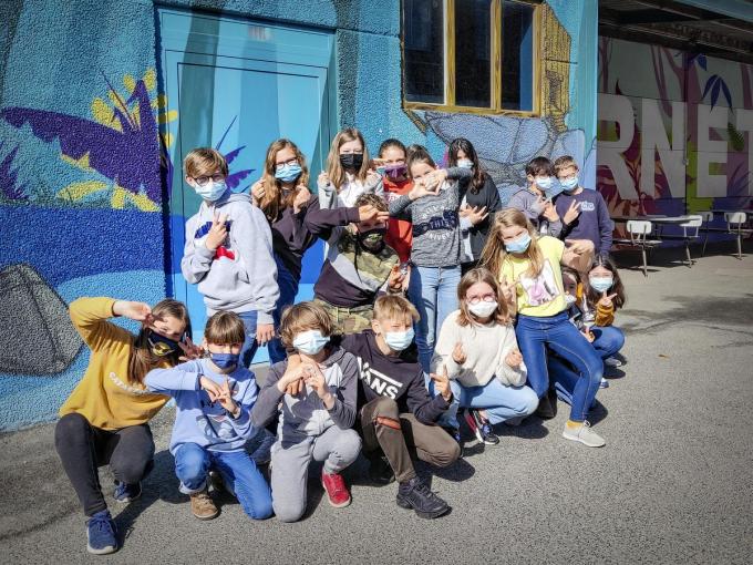 De kinderen met achter hen de prachtige graffiti.© CLL