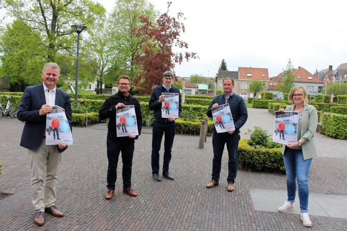 Op de foto zien we schepenen Romina Vanhooren, Stijn Jonckheere en Gino Dumon, burgemeester Anthony Dumarey en gemeenteraadsvoorzitter Stefaan Reynaert.© LIN