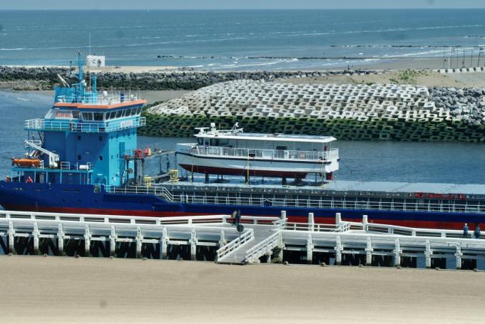 De kustvaarder EEVA, met de ‘Raveel ontmoet Ensor’ vastgesjord op het dek, vaart de Oostendse haven binnen.© ML