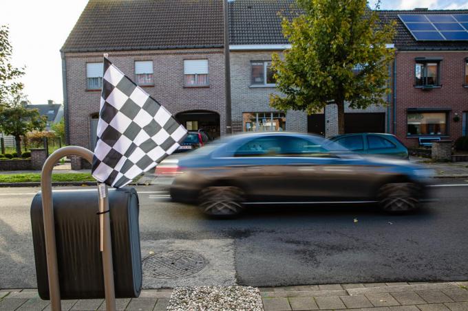 De bewoners van de Sparrenstraat in Assebroek uiten al maanden hun ongenoegen voor het te snel sluipverkeer, via Formule 1-vlaggen.© Davy Coghe