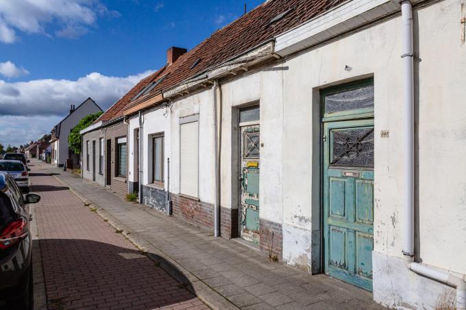 Enkele leegstaande panden langs Brugse Steenweg in deelgemeente Koolkerke.© Davy Coghe