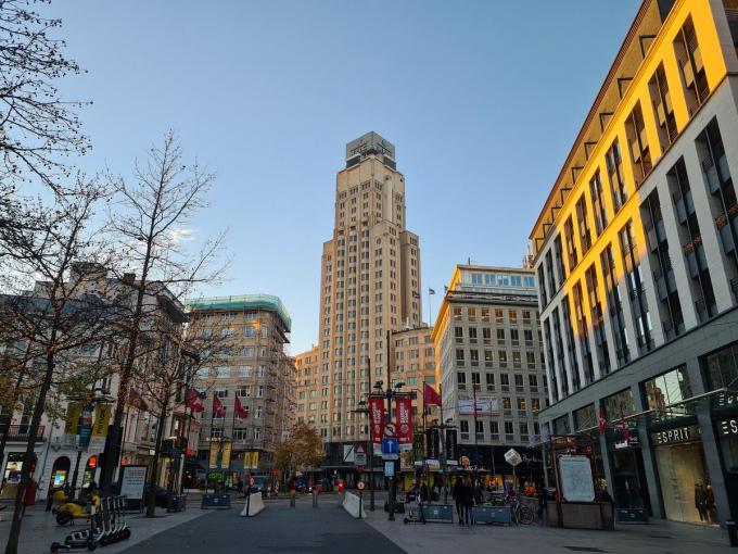 De Boerentoren domineert al 90 jaar de skyline van Antwerpen en wordt straks door West-Vlaamse handen in een nieuw kleedje gestopt.©ION